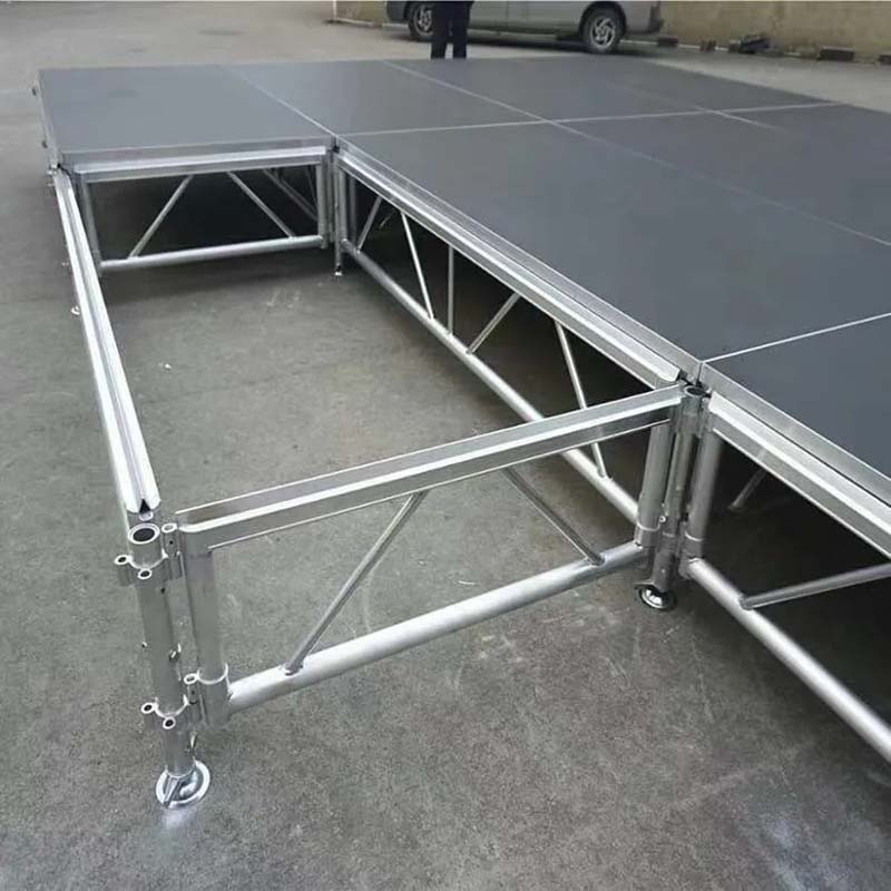 4x4 फीट चरणों को 4x8 फीट चरणों के साथ जोड़ा गया