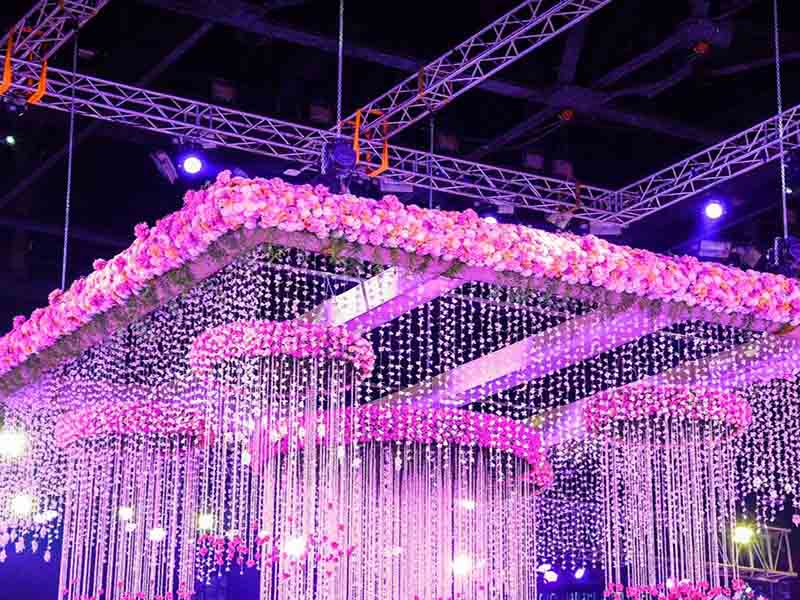 कस्टम ब्लैक हैंगिंग ट्रस लाइटिंग के साथ अपनी शादी को अविस्मरणीय बनाएं